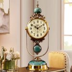 Horloge ancienne élégante avec pendule décoratif