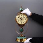 Pendule ancienne en bois au style classique intemporel