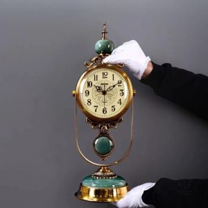 Pendule ancienne en bois au style classique intemporel