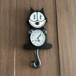 Horloge chat stylisée avec une touche d'humour et de charme