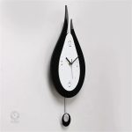 Horloge blanche avec finition lisse et contemporaine