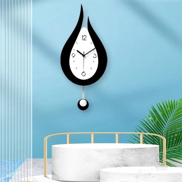 Horloge blanche moderne, accent de style aquatique