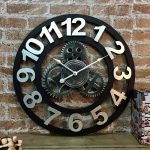 Horloge moderne avec aiguilles en acier