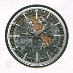 Horloge moderne avec engrenage visible pour un intérieur stylé