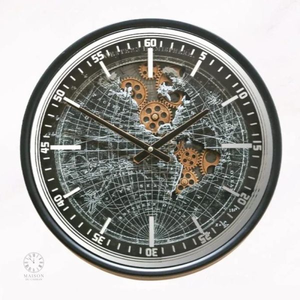Horloge moderne avec engrenage visible pour un intérieur stylé
