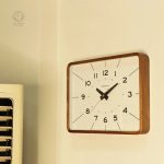 Horloge en bois naturel avec motifs japonais