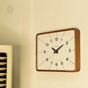 Horloge en bois naturel avec motifs japonais