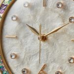 Horloge murale en laiton élégant et raffiné