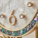 Horloge murale luxe en laiton poli, style contemporain