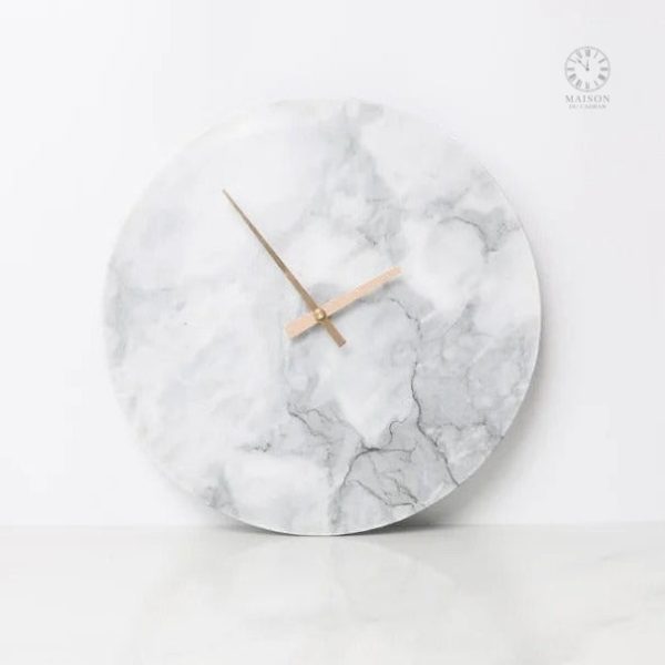 Horloge en marbre, pièce maîtresse pour un décor sophistiqué