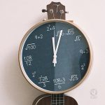 Horloge moderne mêlant art et mathématiques pour bureau