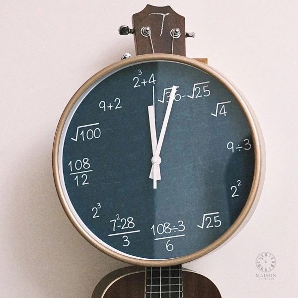 Horloge moderne mêlant art et mathématiques pour bureau