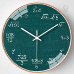 Horloge design avec éléments mathématiques ludiques