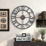 Horloge en métal avec chiffres contemporains