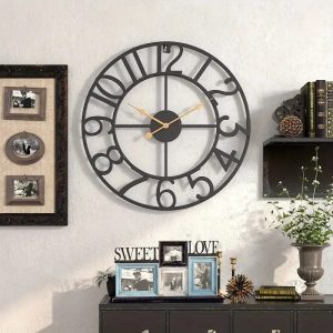 Horloge en métal avec chiffres contemporains