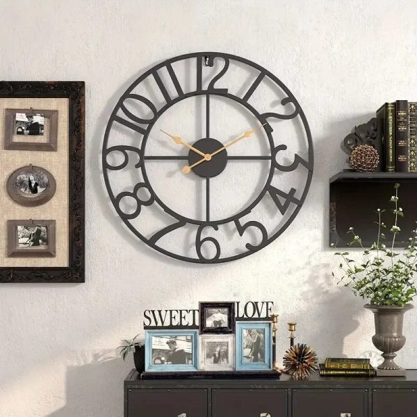 Horloge en métal avec chiffres contemporains