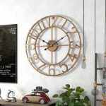 Horloge moderne à finition métallique élégante