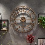 Horloge murale moderne en métal argenté