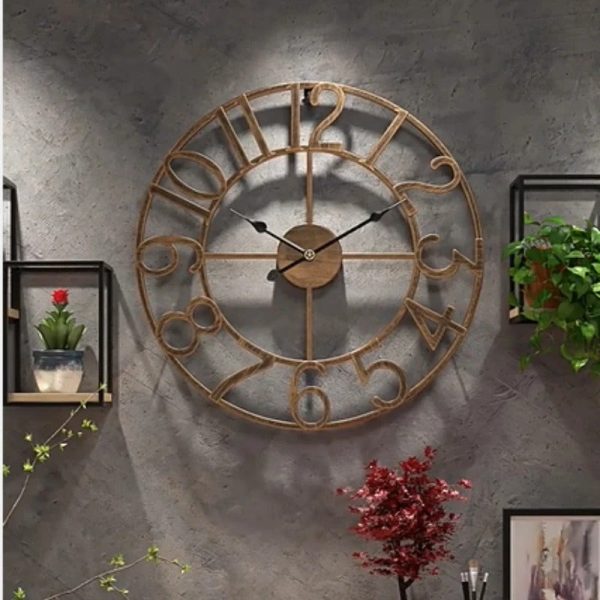 Horloge murale moderne en métal argenté