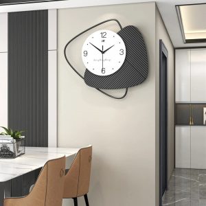 Horloge décorative au style minimaliste, accent sur la simplicité