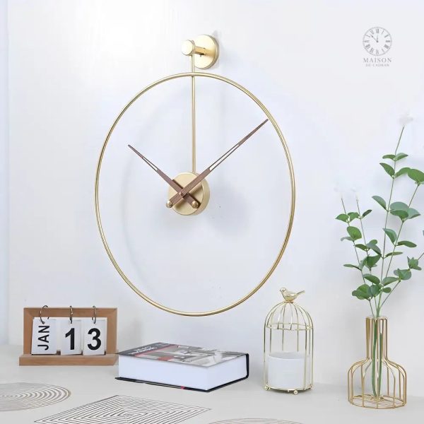 Horloge contemporaine pour un intérieur stylé