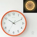 Horloge moderne avec chiffres épurés et design chic