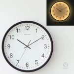 Élégante horloge murale avec finition contemporaine