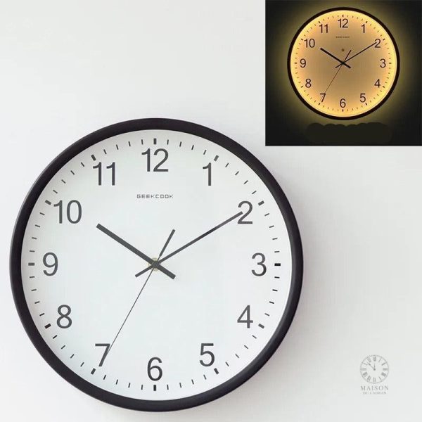 Élégante horloge murale avec finition contemporaine