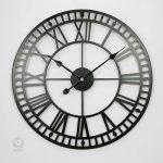 Horloge au style industriel avec chiffres grands