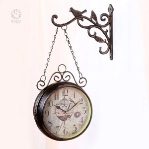 Horloge murale vintage avec décor classique