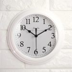 Horloge blanche au design épuré et minimaliste