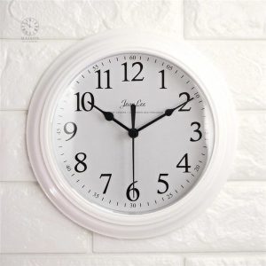 Horloge blanche au design épuré et minimaliste