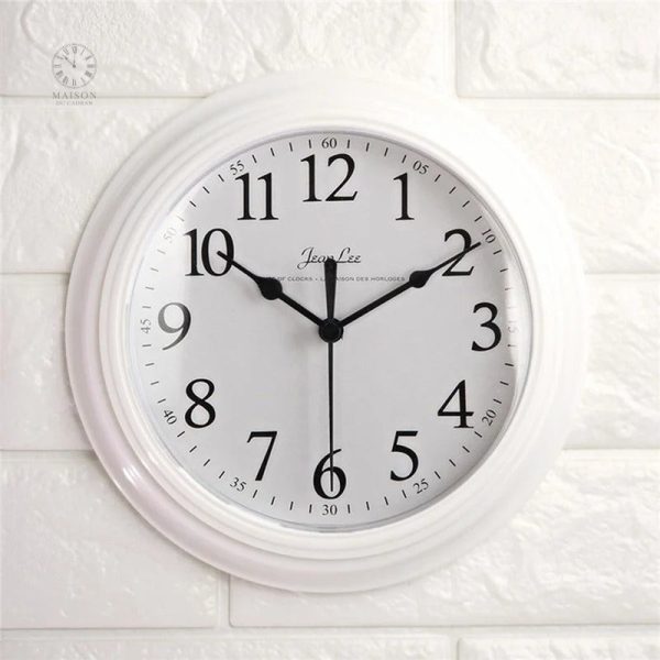 Horloge blanche au design épuré et minimaliste