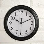 Horloge murale blanche pour une ambiance lumineuse