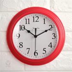 Élément décoratif : horloge murale en blanc