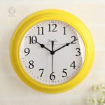 Horloge murale blanche, style moderne et sobre