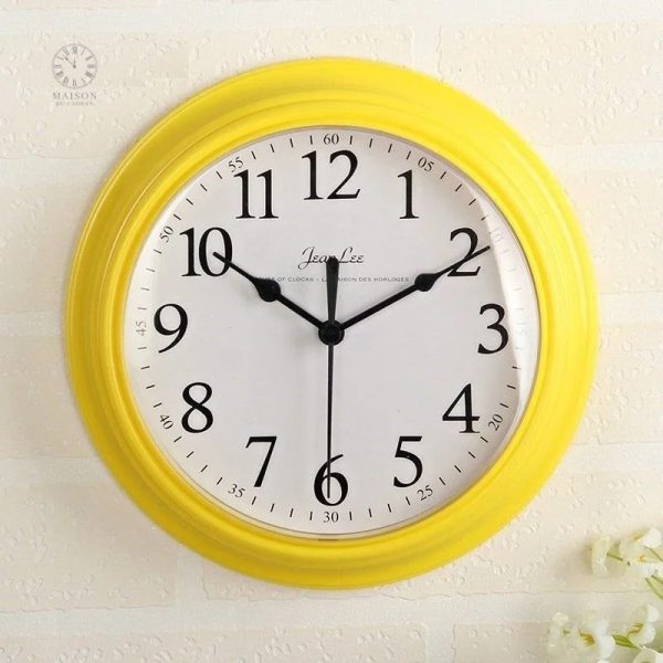 Horloge murale blanche, style moderne et sobre