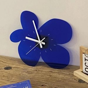 Horloge murale bleue originale au design moderne