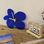 Horloge bleue au style unique pour décoration murale