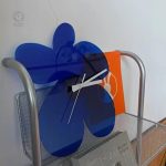 Horloge murale originale en bleu, accent contemporain
