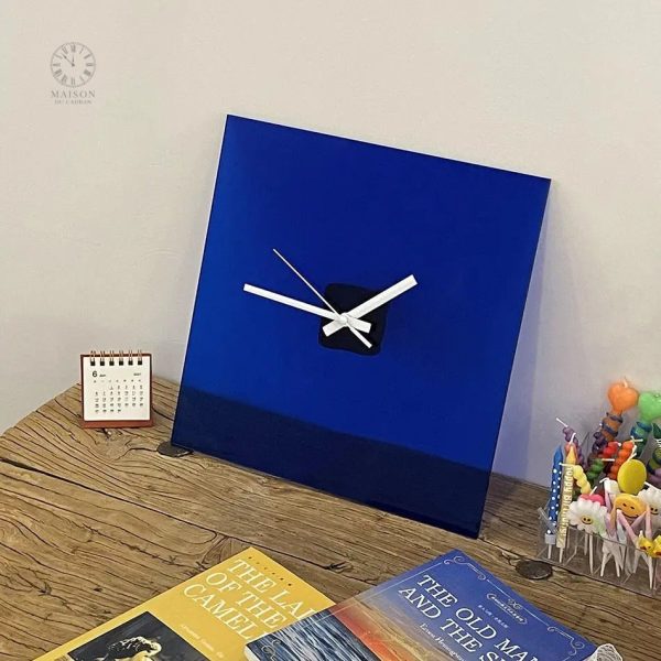 Horloge murale avec teinte bleue apaisante