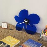 Horloge bleue au design épuré, parfait pour salon