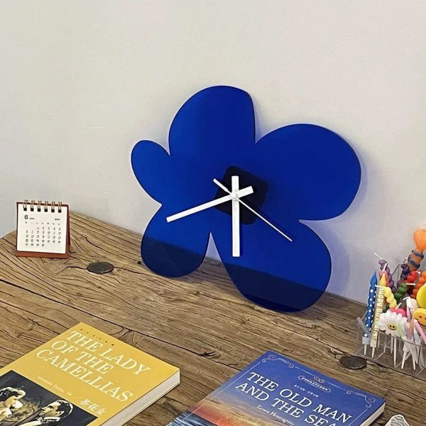 Horloge bleue au design épuré, parfait pour salon