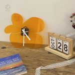 Horloge murale au look original, teinte bleue lumineuse