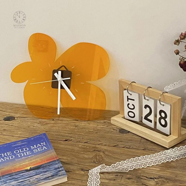 Horloge murale au look original, teinte bleue lumineuse