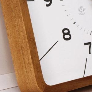 Horloge Murale en Bois avec Design Carré