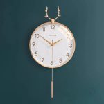 Horloge murale design en bois avec motif de cerf