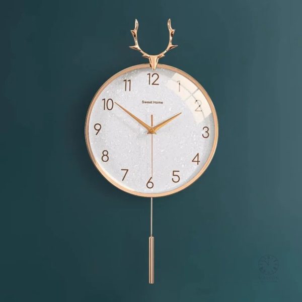 Horloge murale design en bois avec motif de cerf