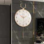 Horloge murale en bois de cerf, style moderne et chic
