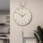 Design d'horloge luxe en bois avec motif cerf unique